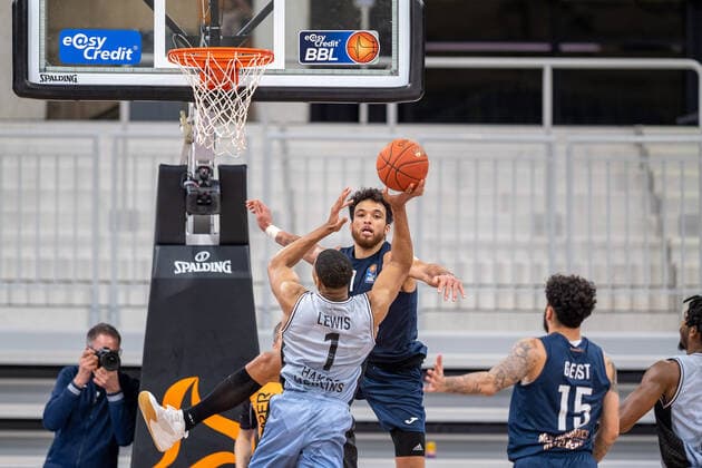 Jaren Lewis HAKRO Merlins Crailsheim, 1 while throwing against Brekott Chapman MLP Academics Heidelberg, 1 , MLP Academics Heidelberg vs HAKRO Merlins Crailsheim, Basketball, easyCredit Bundesliga, 16 Spieltag, Saison 2021 2022, 07 01 2022, MLP Academics Heidelberg vs HAKRO Merlins Crailsheim, Basketball, easyCredit Bundesliga, 16 Spieltag, Saison 2021 2022, 07 01 2022, Heidelberg Copyright: xEibner-Pressefotox EP_EER