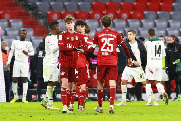 25 Thomas Mueller, 34 Lucas Copado and 14 Paul Wanner FCB at the end of the game, high-fives, football 1 BL FC Bayern Muenchen Borussia Moenchengladbach 07 01 2021 Allianz Arena PHOTO Mladen Lackovic LakoPress