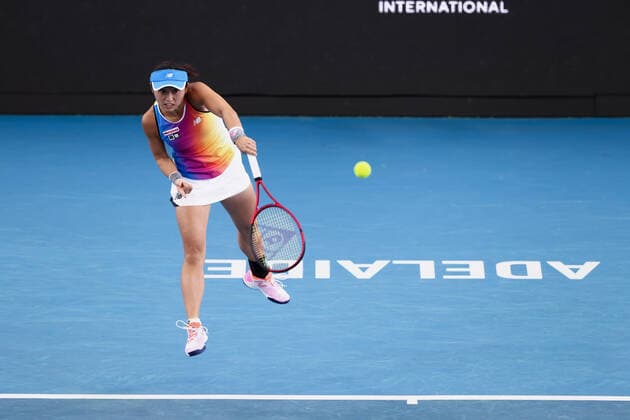 ADELAIDE, AUSTRALIA - JANUARY 08: Misaki Doi of Japan serves the ball during the WTA, Tennis Damen singles match between Elena Rybakina of Kazakhstan and Misaki Doi of Japan on day six of the Adelaide International tennis tournament at Memorial Drive on January 08, 2022 in Adelaide, Australia. (Photo by Peter Mundy Speed Media Icon Sportswire) TENNIS: JAN 08 Adelaide International Icon220108009