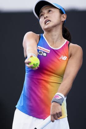 ADELAIDE, AUSTRALIA - JANUARY 08: Misaki Doi of Japan serves the ball during the WTA, Tennis Damen singles match between Elena Rybakina of Kazakhstan and Misaki Doi of Japan on day six of the Adelaide International tennis tournament at Memorial Drive on January 08, 2022 in Adelaide, Australia. (Photo by Peter Mundy Speed Media Icon Sportswire) TENNIS: JAN 08 Adelaide International Icon220108066