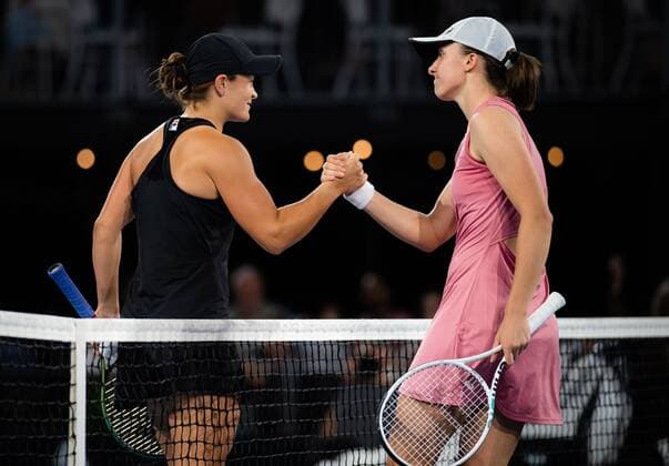 Mandatory Credit: Photo by Rob Prange Shutterstock (12683875cq) Ashleigh Barty of Australia & Iga Swiatek of Poland in action during the semi-final of the 2022 Adelaide International WTA, Tennis Damen 500 tennis tournament Adelaide International, Tennis, Memorial Drive Tennis Centre, Adelaide, Australia - 08 Jan 2022 Adelaide International, Tennis, Memorial Drive Tennis Centre, Adelaide, Australia - 08 Jan 2022  Copyright: xRobxPrange Shutterstockx 12683875cq