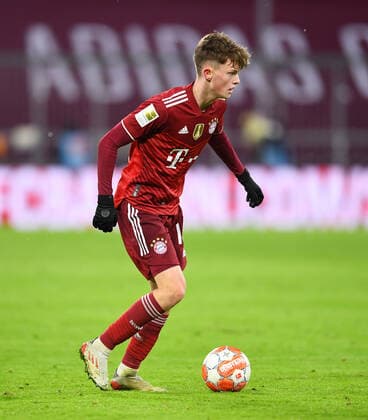 Football 1 Bundesliga season 2021 2022 18 matchday FC Bayern Muenchen Borussia Moenchengladbach 07 01 2022 Youngest FC Bayern Muenchen player in his first Bundesliga appearance at 16 years and 15 days Paul Wanner on the ball