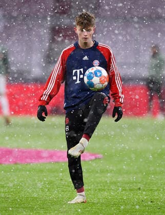Football 1 Bundesliga season 2021 2022 18 matchday FC Bayern Muenchen Borussia Moenchengladbach 07 01 2022 Youngest FC Bayern Muenchen player in his first appearance in the Bundesliga at 16 years and 15 days Paul Wanner warming up