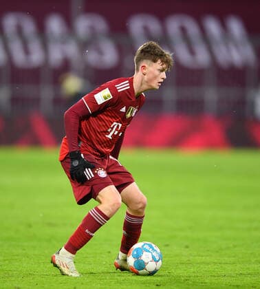 Fussball 1. Bundesliga Saison 2021 2022 18. Spieltag FC Bayern Muenchen - Borussia Moenchengladbach 07.01.2022 Juengster FC Bayern Muenchen Spieler bei seinem ersten Einsatz in der Bundesliga mit 16 Jahren und 15 Tage: Paul Wanner am Ball *** Football 1 Bundesliga season 2021 2022 18 matchday FC Bayern Muenchen Borussia Moenchengladbach 07 01 2022 Youngest FC Bayern Muenchen player in his first Bundesliga appearance at 16 years and 15 days Paul Wanner on the ball