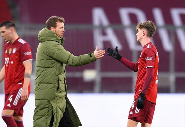 Football 1 Bundesliga season 2021 2022 18 matchday FC Bayern Muenchen Borussia Moenchengladbach 07 01 2022 Youngest FC Bayern Muenchen player in his first appearance in the Bundesliga at 16 years and 15 days Paul Wanner r applauds after the game with coach Julian Nagelsmann li, FC Bayern Muenchen