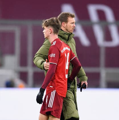 Fussball 1. Bundesliga Saison 2021 2022 18. Spieltag FC Bayern Muenchen - Borussia Moenchengladbach 07.01.2022 Juengster FC Bayern Muenchen Spieler bei seinem ersten Einsatz in der Bundesliga mit 16 Jahren und 15 Tage: Paul Wanner (li) klatscht nch dem Spiel mit Trainer Julian Nagelsmann (re, FC Bayern Muenchen) ab *** Football 1 Bundesliga season 2021 2022 18 matchday FC Bayern Muenchen Borussia Moenchengladbach 07 01 2022 Youngest FC Bayern Muenchen player in his first appearance in the Bundesliga at the age of 16 years and 15 days Paul Wanner l. applauds after the game with coach Julian Nagelsmann r., FC Bayern Muenchen