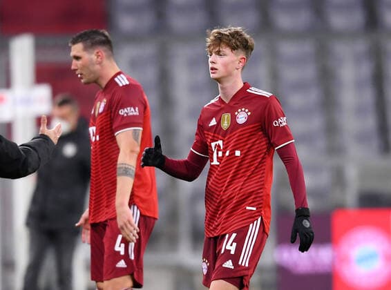 Fussball 1. Bundesliga Saison 2021 2022 18. Spieltag FC Bayern Muenchen - Borussia Moenchengladbach 07.01.2022 Juengster FC Bayern Muenchen Spieler bei seinem ersten Einsatz in der Bundesliga mit 16 Jahren und 15 Tage: Paul Wanner nach dem Spiel *** Football 1 Bundesliga season 2021 2022 18 matchday FC Bayern Muenchen Borussia Moenchengladbach 07 01 2022 Youngest FC Bayern Muenchen player in his first appearance in the Bundesliga at 16 years and 15 days Paul Wanner after the game