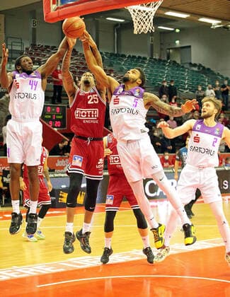08 01 2022, xovx, Basketball 1 Bundesliga, easy Credit BBL, JobStairs Gießen 46ers BG Göttingen v l Kamar Baldwin BG Göttingen , Phillip Fayne II Gießen 46ers , Jeff Roberson BG Göttingen , Jake Toolson BG Göttingen Gießen Sporthalle Ost Hessen Germany EN