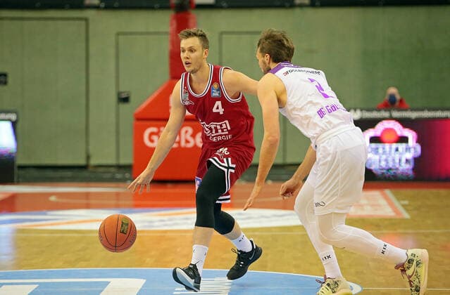 08 01 2022, xovx, Basketball 1 Bundesliga, easy Credit BBL, JobStairs Gießen 46ers BG Göttingen v l Bjarne Kraushaar Gießen 46ers , Jake Toolson BG Göttingen Gießen Sporthalle Ost Hessen Germany DE
