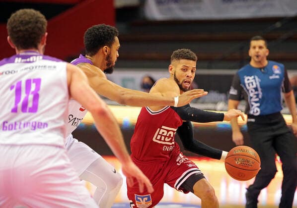 08 01 2022, xovx, Basketball 1 Bundesliga, easy Credit BBL, JobStairs Gießen 46ers BG Göttingen v l Harper Kamp BG Göttingen , Jeff Roberson BG Göttingen , Kendale McCullum Gießen 46ers Gießen Sporthalle Ost Hessen Germany DE