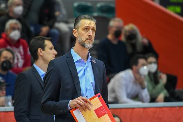 Pete Strobl, Coach Giessen 16 Spieltag, Basketball Bundesliga, Basketball season 2021 2022, Germany, easyCredit BBL, Germany, Giessen 46ers, giessen red, men, Jobstairs GIESSEN 46ers BG Göttingen, men, Göttingen in white purple