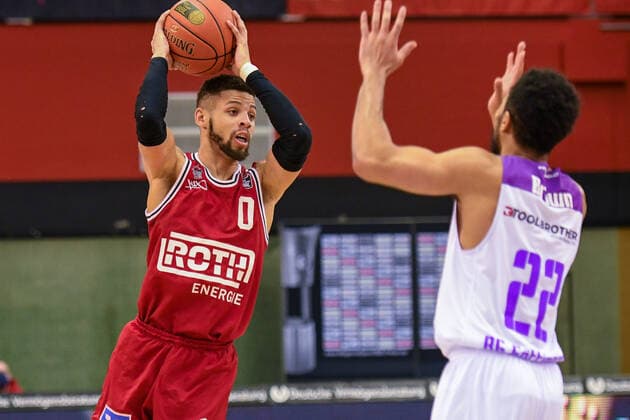 Kendale McCullum, Stephen Brown 16 match day, Basketball Bundesliga, Basketball season 2021 2022, Germany, easyCredit BBL, Germany, Giessen 46ers, giessen red, men, Jobstairs GIESSEN 46ers BG Göttingen, men, Göttingen in white purple