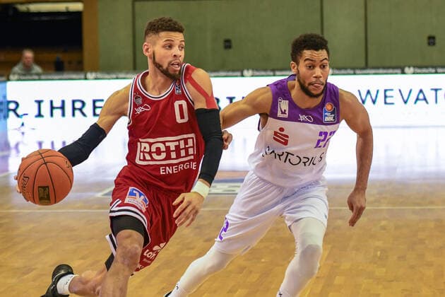 Kendale McCullum, Stephen Brown 16 match day, Basketball Bundesliga, Basketball season 2021 2022, Germany, easyCredit BBL, Germany, Giessen 46ers, giessen red, men, Jobstairs GIESSEN 46ers BG Göttingen, men, Göttingen in white purple