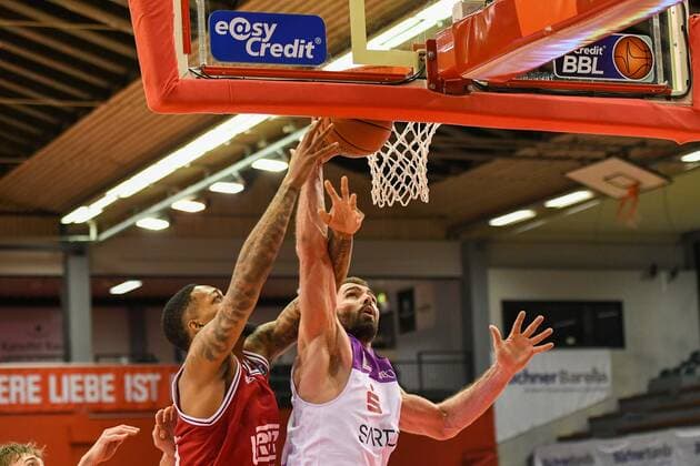 Phillip Fayne, Harper Kamp 16 match day, Basketball Bundesliga, Basketball season 2021 2022, Germany, easyCredit BBL, Germany, Giessen 46ers, giessen red, men, Jobstairs GIESSEN 46ers BG Göttingen, men, Göttingen in white purple