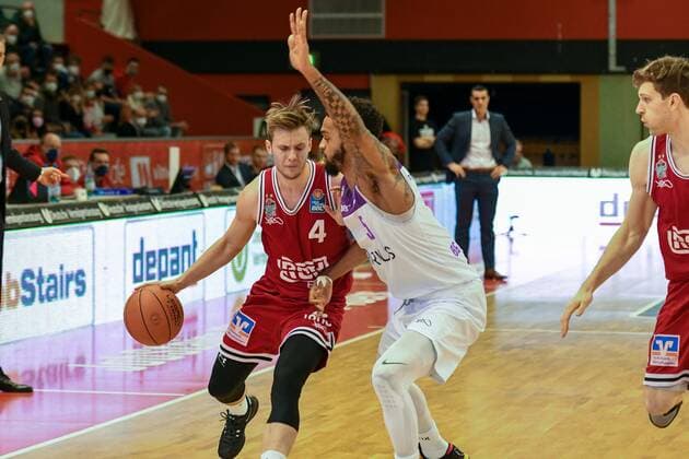 16 matchday, Basketball Bundesliga, Basketball season 2021 2022, Germany, easyCredit BBL, Germany, Giessen 46ers, giessen red, men, Jobstairs GIESSEN 46ers BG Göttingen, men, Göttingen in white purple