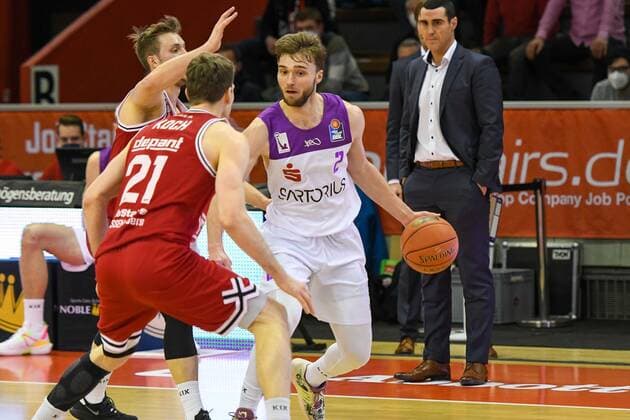 Bjarne Kraushaar, Florian Koch, Jake Toolson 16 matchday, Basketball Bundesliga, Basketball season 2021 2022, Germany, easyCredit BBL, Germany, Giessen 46ers, giessen red, men, Jobstairs GIESSEN 46ers BG Göttingen, men, Göttingen in white purple