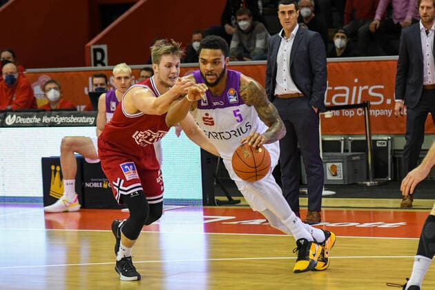 Bjarne Kraushaar, Jeff Roberson 16 matchday, Basketball Bundesliga, Basketball season 2021 2022, Germany, easyCredit BBL, Germany, Giessen 46ers, giessen red, men, Jobstairs GIESSEN 46ers BG Göttingen, men, Göttingen in white purple