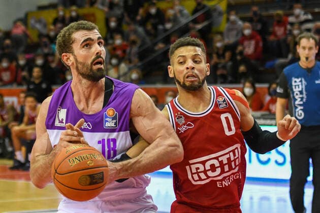 Harper Kamp, Kendale McCullum 16 match day, Basketball Bundesliga, Basketball season 2021 2022, Germany, easyCredit BBL, Germany, Giessen 46ers, giessen red, men, Jobstairs GIESSEN 46ers BG Göttingen, men, Göttingen in white purple