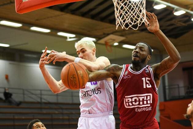 Phillip Hartwich, JD Miller 16 Spieltag, Basketball Bundesliga, Basketball season 2021 2022, Germany, easyCredit BBL, Germany, Giessen 46ers, giessen red, men, Jobstairs GIESSEN 46ers BG Göttingen, men, Göttingen in white purple