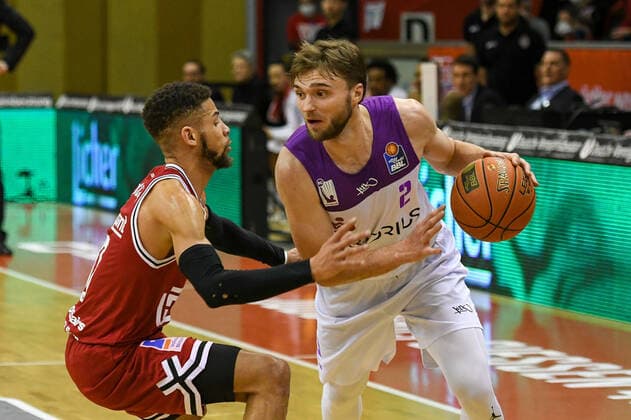 Kendale McCullum, Jake Toolson 16 match day, Basketball Bundesliga, Basketball season 2021 2022, Germany, easyCredit BBL, Germany, Giessen 46ers, giessen red, men, Jobstairs GIESSEN 46ers BG Göttingen, men, Göttingen in white purple