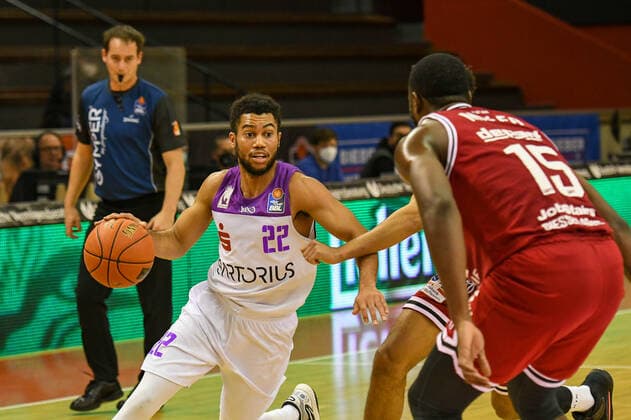 Stephen Brown 16 matchday, Basketball Bundesliga, Basketball season 2021 2022, Germany, easyCredit BBL, Germany, Giessen 46ers, giessen red, men, Jobstairs GIESSEN 46ers BG Göttingen, men, Göttingen in white purple