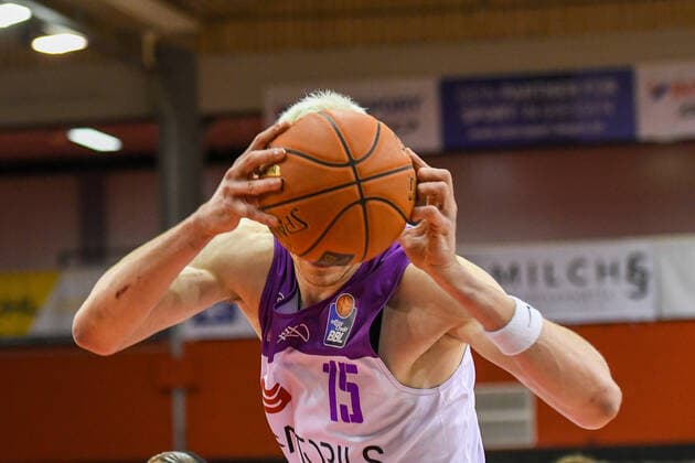 Phillip Hartwich, headless 16 matchday, Basketball Bundesliga, Basketball season 2021 2022, Germany, easyCredit BBL, Germany, Giessen 46ers, giessen red, men, Jobstairs GIESSEN 46ers BG Göttingen, men, Göttingen in white purple