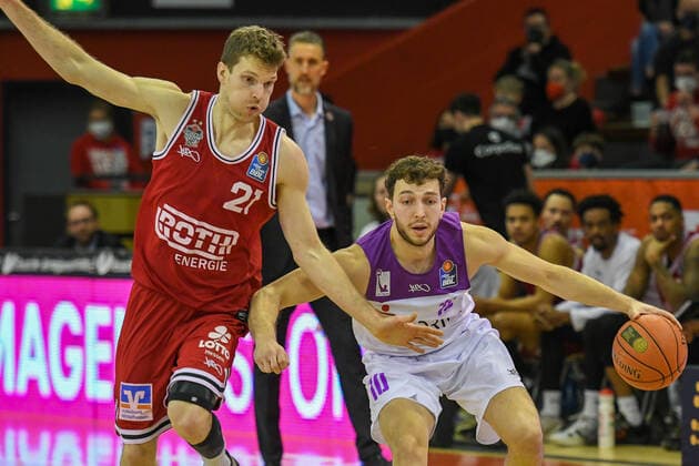 Florian Koch, Haris Hujic 16 matchday, Basketball Bundesliga, Basketball season 2021 2022, Germany, easyCredit BBL, Germany, Giessen 46ers, giessen red, men, Jobstairs GIESSEN 46ers BG Göttingen, men, Göttingen in white purple