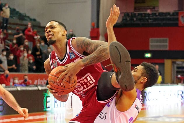 08 01 2022, xovx, Basketball 1 Bundesliga, easy Credit BBL, JobStairs Gießen 46ers BG Göttingen v l Phillip Fayne II Gießen 46ers , Stephen Brown Jr BG Göttingen Gießen Sporthalle Ost Hessen Germany DE