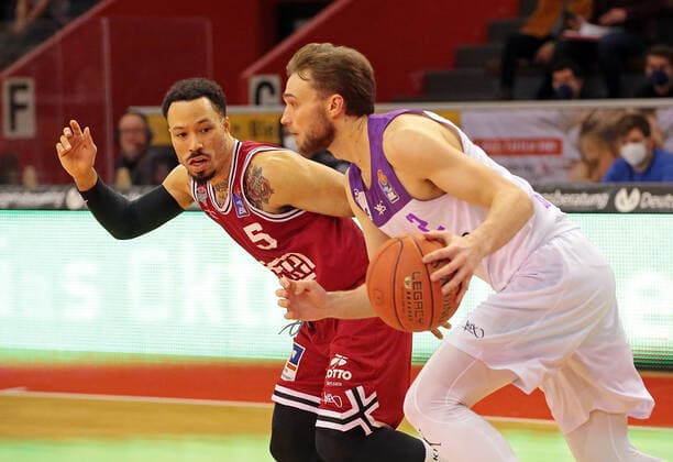 08 01 2022, xovx, Basketball 1 Bundesliga, easy Credit BBL, JobStairs Gießen 46ers BG Göttingen v l Kyan Anderson Gießen 46ers , Jake Toolson BG Göttingen Gießen Sporthalle Ost Hessen Germany DE