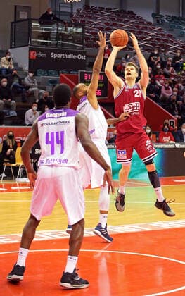 08 01 2022, xovx, Basketball 1 Bundesliga, easy Credit BBL, JobStairs Gießen 46ers BG Göttingen v l Kamar Baldwin BG Göttingen , Akeem Vargas BG Göttingen , Florian Koch Gießen 46ers Gießen Sporthalle Ost Hessen Germany EN