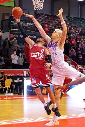 08 01 2022, xovx, Basketball 1 Bundesliga, easy Credit BBL, JobStairs Gießen 46ers BG Göttingen v l Kendale McCullum Gießen 46ers , Philipp Hartwich BG Göttingen Gießen Sporthalle Ost Hessen Germany DE