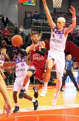 08 01 2022, xovx, Basketball 1 Bundesliga, easy Credit BBL, JobStairs Gießen 46ers BG Göttingen v l Kamar Baldwin BG Göttingen , Kendale McCullum Gießen 46ers , Philipp Hartwich BG Göttingen Gießen Sporthalle Ost Hessen Germany EN