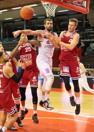 08 01 2022, xovx, Basketball 1 Bundesliga, easy Credit BBL, JobStairs Gießen 46ers BG Göttingen v l Kendale McCullum Gießen 46ers , Florian Koch Gießen 46ers , Phillip Fayne II Gießen 46ers , Harper Kamp BG Göttingen , Bjarne Kraushaar Gießen 46ers Gießen Sporthalle Ost Hessen Germany DE