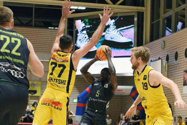 Munis Tutu TEAM Ehingen Urspring 5 vs Besnik Bekteshi VfL Kirchheim Knights 77 VfL Kirchheim Knights vs TEAM Ehingen Urspring Basketball, Maenner, Barmer, 2 Basketball Bundesliga, ProA Hauptrunde , 18 Spieltag, 08 01 2022 Foto Eibner Tobias Baur VfL Kirchheim Knights vs TEAM Ehingen Urspring Basketball, Barmer, 2 Basketball Bundesliga, 2 BBL, Liga Pro A, 18 Spieltag, 08 01 2022 Kirchheim Teck Copyright: xEibner-Pressefotox EP_TBR