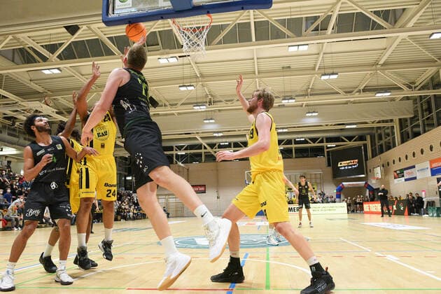 Kevin Strangmeyer TEAM Ehingen Urspring 22 vs Till Pape VfL Kirchheim Knights 19 VfL Kirchheim Knights vs TEAM Ehingen Urspring Basketball, Maenner, Barmer, 2 Basketball Bundesliga, ProA Hauptrunde , 18 Spieltag, 08 01 2022 Foto Eibner Tobias Baur VfL Kirchheim Knights vs TEAM Ehingen Urspring Basketball, Barmer, 2 Basketball Bundesliga, 2 BBL, Liga Pro A, 18 Spieltag, 08 01 2022 Kirchheim Teck Copyright: xEibner-Pressefotox EP_TBR