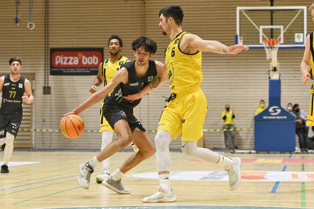 Tim Martinez TEAM Ehingen Urspring 3 vs Luka Kamber VfL Kirchheim Knights 6 VfL Kirchheim Knights vs TEAM Ehingen Urspring Basketball, Maenner, Barmer, 2 Basketball Bundesliga, ProA Hauptrunde , 18 Spieltag, 08 01 2022 Foto Eibner Tobias Baur VfL Kirchheim Knights vs TEAM Ehingen Urspring Basketball, Barmer, 2 Basketball Bundesliga, 2 BBL, Liga Pro A, 18 Spieltag, 08 01 2022 Kirchheim Teck Copyright: xEibner-Pressefotox EP_TBR