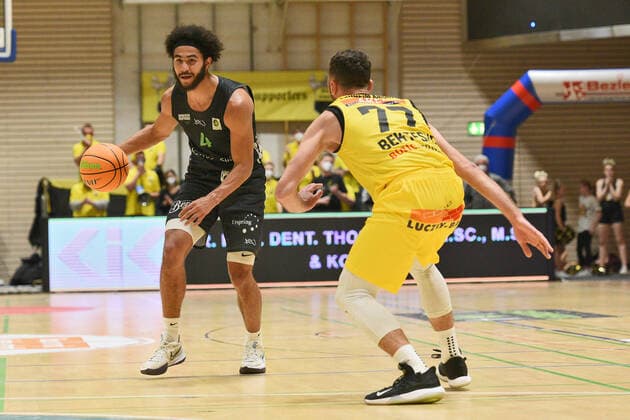 Tyler Cheese TEAM Ehingen Urspring 4 vs Besnik Bekteshi VfL Kirchheim Knights 77 VfL Kirchheim Knights vs TEAM Ehingen Urspring Basketball, Maenner, Barmer, 2 Basketball Bundesliga, ProA Hauptrunde , 18 Spieltag, 08 01 2022 Foto Eibner Tobias Baur VfL Kirchheim Knights vs TEAM Ehingen Urspring Basketball, Barmer, 2 Basketball Bundesliga, 2 BBL, Liga Pro A, 18 Spieltag, 08 01 2022 Kirchheim Teck Copyright: xEibner-Pressefotox EP_TBR