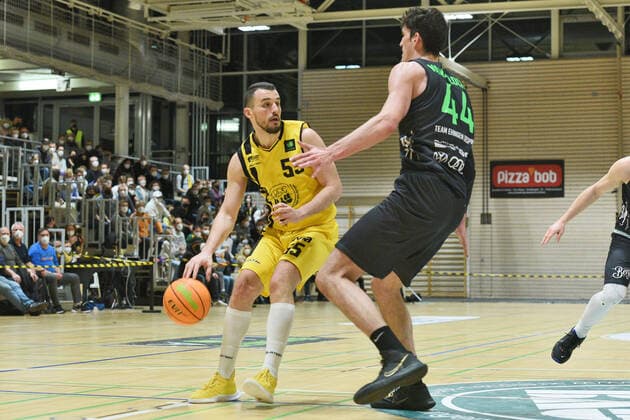 Karlo Miksic VfL Kirchheim Knights 55 vs Bernart Vanaclocha Sanchez TEAM Ehingen Urspring 44 VfL Kirchheim Knights vs TEAM Ehingen Urspring Basketball, Men, Barmer, 2 Basketball Bundesliga, ProA Hauptrunde , 18 Spieltag, 08 01 2022 Foto Eibner Tobias Baur VfL Kirchheim Knights vs TEAM Ehingen Urspring Basketball, Barmer, 2 Basketball Bundesliga, 2 BBL, Liga Pro A, 18 Spieltag, 08 01 2022 Kirchheim Teck Copyright: xEibner-Pressefotox EP_TBR
