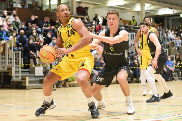 Jonathon Williams VfL Kirchheim Knights 24 vs Jonathan Diederich TEAM Ehingen Urspring 8 VfL Kirchheim Knights vs TEAM Ehingen Urspring Basketball, Maenner, Barmer, 2 Basketball Bundesliga, ProA Hauptrunde , 18 Spieltag, 08 01 2022 Foto Eibner Tobias Baur VfL Kirchheim Knights vs TEAM Ehingen Urspring Basketball, Barmer, 2 Basketball Bundesliga, 2 BBL, Liga Pro A, 18 Spieltag, 08 01 2022 Kirchheim Teck Copyright: xEibner-Pressefotox EP_TBR