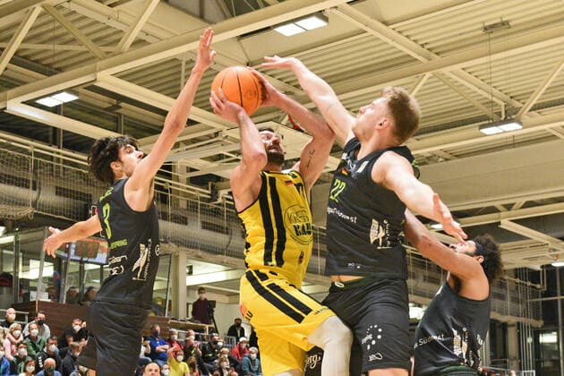 Tim Martinez TEAM Ehingen Urspring 3 and Kevin Strangmeyer TEAM Ehingen Urspring 22 against Besnik Bekteshi VfL Kirchheim Knights 77 VfL Kirchheim Knights vs TEAM Ehingen Urspring Basketball, Maenner, Barmer, 2 Basketball Bundesliga, ProA Hauptrunde , 18 Spieltag, 08 01 2022 Foto Eibner Tobias Baur VfL Kirchheim Knights vs TEAM Ehingen Urspring Basketball, Barmer, 2 Basketball Bundesliga, 2 BBL, Liga Pro A, 18 Spieltag, 08 01 2022 Kirchheim Teck Copyright: xEibner-Pressefotox EP_TBR