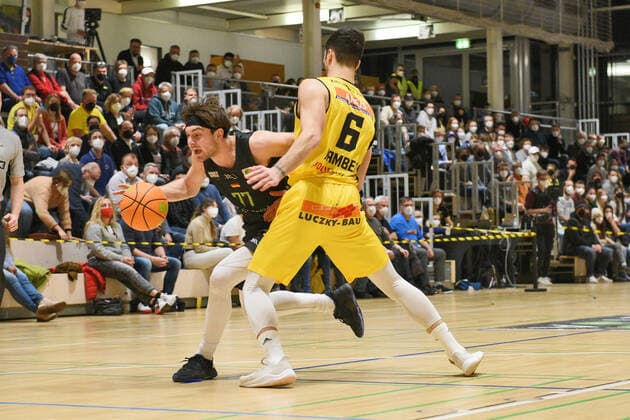 Jakob Hanzalek TEAM Ehingen Urspring 77 vs Luka Kamber VfL Kirchheim Knights 6 VfL Kirchheim Knights vs TEAM Ehingen Urspring Basketball, Maenner, Barmer, 2 Basketball Bundesliga, ProA Hauptrunde , 18 Spieltag, 08 01 2022 Foto Eibner Tobias Baur VfL Kirchheim Knights vs TEAM Ehingen Urspring Basketball, Barmer, 2 Basketball Bundesliga, 2 BBL, Liga Pro A, 18 Spieltag, 08 01 2022 Kirchheim Teck Copyright: xEibner-Pressefotox EP_TBR