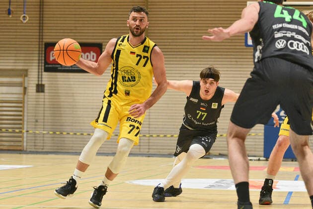 Besnik Bekteshi VfL Kirchheim Knights 77 vs Jakob Hanzalek TEAM Ehingen Urspring 77 VfL Kirchheim Knights vs TEAM Ehingen Urspring Basketball, Maenner, Barmer, 2 Basketball Bundesliga, ProA Hauptrunde , 18 Spieltag, 08 01 2022 Foto Eibner Tobias Baur VfL Kirchheim Knights vs TEAM Ehingen Urspring Basketball, Barmer, 2 Basketball Bundesliga, 2 BBL, Liga Pro A, 18 Spieltag, 08 01 2022 Kirchheim Teck Copyright: xEibner-Pressefotox EP_TBR