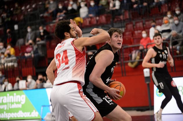 Jonathan Maier 13 Nürnberg Falcons BC vs Akim Jamal Jonah 34 Artland Dragons Quakenbrück during the game Artland Dragons Quakenbrück vs Nürnberg Falcons BC Basketball, ProA, season 2021 2022, 18 matchday, 08 01 2022 Copyright xErikxHillmer EIBNERx EP EHR Artland Dragons Quakenbrück vs Nürnberg Falcons BC Basketball, ProA, season 2021 2022, 18 matchday, 08 01 2022 Quakenbrück Copyright: xErikxHillmer EIBNERx EP_EHR