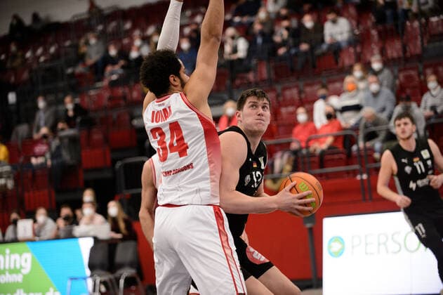 Jonathan Maier 13 Nürnberg Falcons BC vs Akim Jamal Jonah 34 Artland Dragons Quakenbrück during the game Artland Dragons Quakenbrück vs Nürnberg Falcons BC Basketball, ProA, season 2021 2022, 18 matchday, 08 01 2022 Copyright xErikxHillmer EIBNERx EP EHR Artland Dragons Quakenbrück vs Nürnberg Falcons BC Basketball, ProA, season 2021 2022, 18 matchday, 08 01 2022 Quakenbrück Copyright: xErikxHillmer EIBNERx EP_EHR