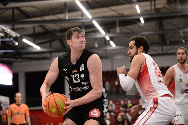 Jonathan Maier 13 Nürnberg Falcons BC vs Akim Jamal Jonah 34 Artland Dragons Quakenbrück during the game Artland Dragons Quakenbrück vs Nürnberg Falcons BC Basketball, ProA, season 2021 2022, 18 matchday, 08 01 2022 Copyright xErikxHillmer EIBNERx EP EHR Artland Dragons Quakenbrück vs Nürnberg Falcons BC Basketball, ProA, season 2021 2022, 18 matchday, 08 01 2022 Quakenbrück Copyright: xErikxHillmer EIBNERx EP_EHR