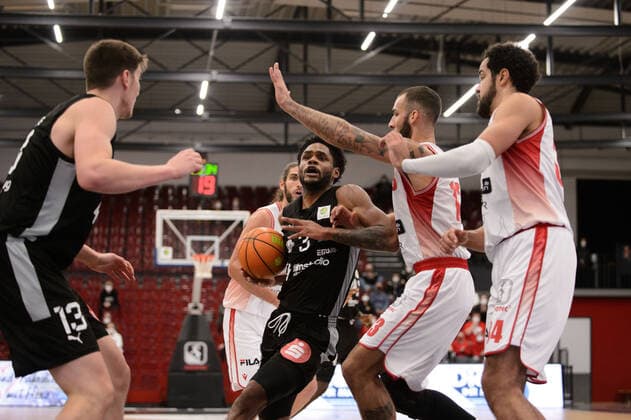 Antonio Lee AJ Davis Jr 3 Nürnberg Falcons BC and Jonathan Maier 13 Nürnberg Falcons BC vs Taren Sullivan 13 Artland Dragons Quakenbrück and Akim Jamal Jonah 34 Artland Dragons Quakenbrück during the game Artland Dragons Quakenbrück vs Nürnberg Falcons BC Basketball, ProA, 2021 2022 season, 18 match day, 08 01 2022 Copyright xErikxHillmer EIBNERx EP EHR Artland Dragons Quakenbrück vs Nürnberg Falcons BC Basketball, ProA, 2021 2022 season, 18 match day, 08 01 2022 Quakenbrück. Copyright: xErikxHillmer EIBNERx EP_EHR