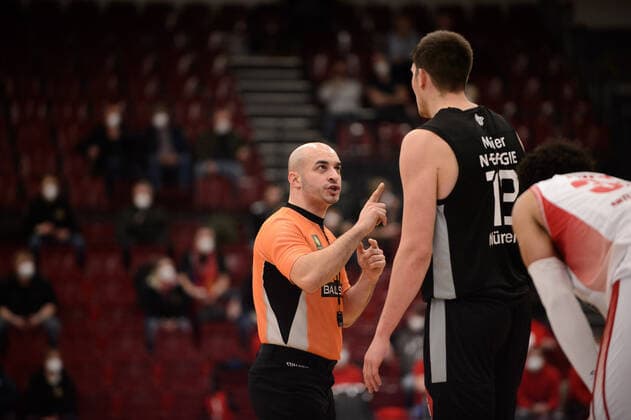 Jonathan Maier 13 Nürnberg Falcons BC discusses with the referee during the game Artland Dragons Quakenbrück vs Nürnberg Falcons BC Basketball, ProA, season 2021 2022, 18 matchday, 08 01 2022 Copyright xErikxHillmer EIBNERx EP EHR Artland Dragons Quakenbrück vs Nürnberg Falcons BC Basketball, ProA, season 2021 2022, 18 matchday, 08 01 2022 Quakenbrück Copyright: xErikxHillmer EIBNERx EP_EHR