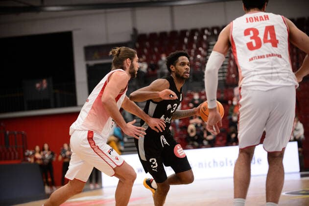 Antonio Lee AJ Davis Jr 3 Nürnberg Falcons BC vs Adam Pechacek 0 Artland Dragons Quakenbrück during the game Artland Dragons Quakenbrück vs Nürnberg Falcons BC Basketball, ProA, Season 2021 2022, 18 Matchday, 08 01 2022 Copyright xErikxHillmer EIBNERx EP EHR Artland Dragons Quakenbrück vs Nürnberg Falcons BC Basketball, ProA, Season 2021 2022, 18 Matchday, 08 01 2022 Quakenbrück Copyright: xErikxHillmer EIBNERx EP_EHR