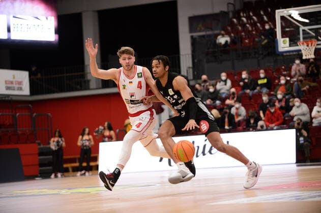 Evan Taylor 10 Nürnberg Falcons BC vs Thorben Döding 4 Artland Dragons Quakenbrück during the game Artland Dragons Quakenbrück vs Nürnberg Falcons BC Basketball, ProA, Season 2021 2022, 18 Matchday, 08 01 2022 Copyright xErikxHillmer EIBNERx EP EHR Artland Dragons Quakenbrück vs Nürnberg Falcons BC Basketball, ProA, Season 2021 2022, 18 Matchday, 08 01 2022 Quakenbrück Copyright: xErikxHillmer EIBNERx EP_EHR