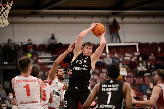 Jonathan Maier 13 Nürnberg Falcons BC vs Akim Jamal Jonah 34 Artland Dragons Quakenbrück during the game Artland Dragons Quakenbrück vs Nürnberg Falcons BC Basketball, ProA, season 2021 2022, 18 matchday, 08 01 2022 Copyright xErikxHillmer EIBNERx EP EHR Artland Dragons Quakenbrück vs Nürnberg Falcons BC Basketball, ProA, season 2021 2022, 18 matchday, 08 01 2022 Quakenbrück Copyright: xErikxHillmer EIBNERx EP_EHR
